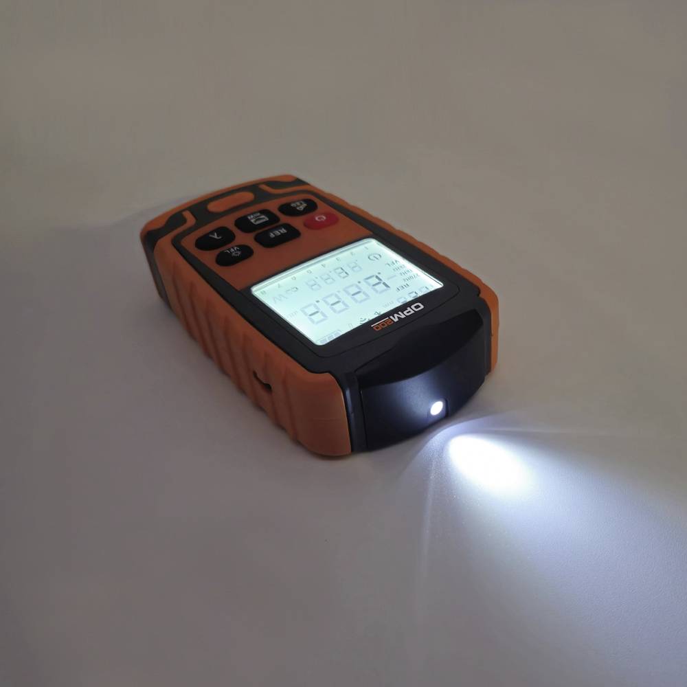 Ett rött lasermätinstrument med belyst display visar avstånd. Enheten lyser med ett litet vitt ljus.