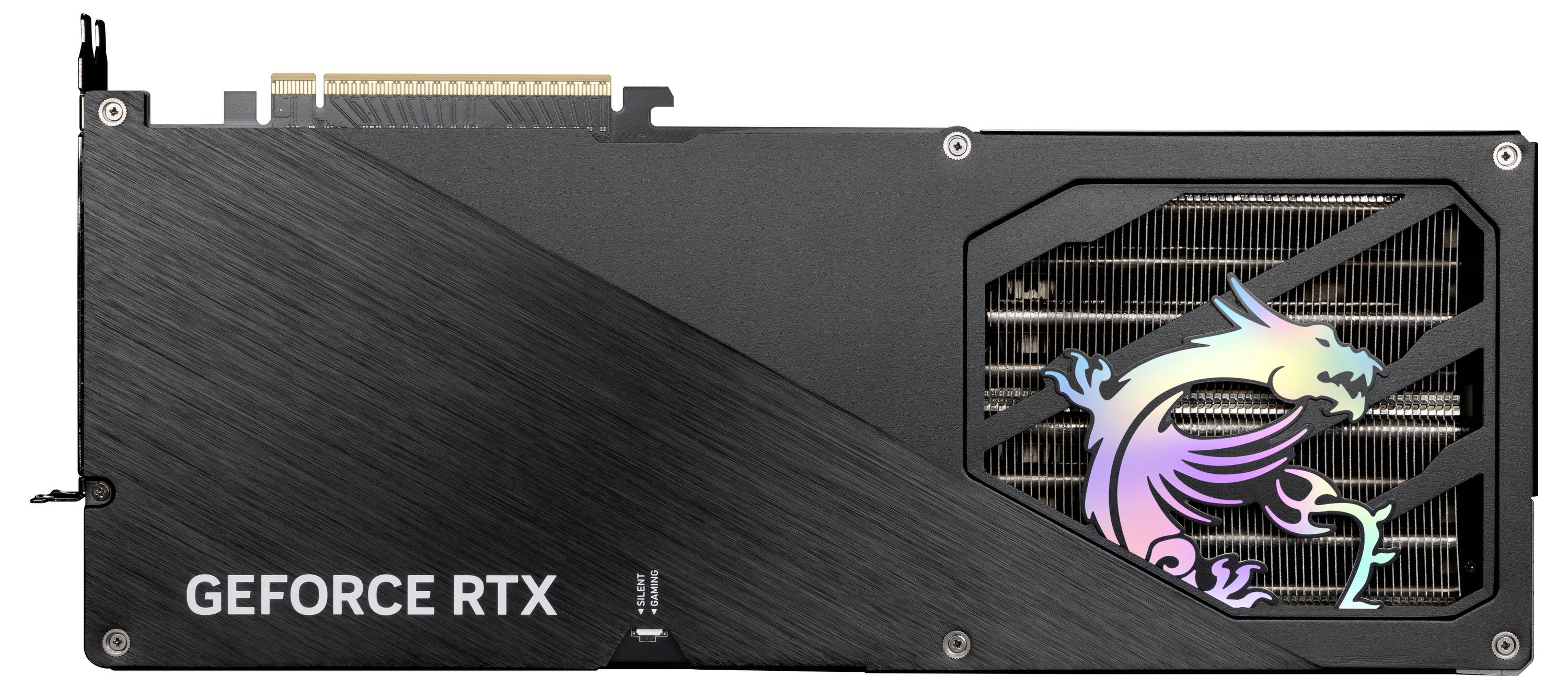 Grafikkort sett bakifrån, svart hölje, iriserade draklogotypen synlig. Texten 'GEFORCE RTX' tryckt på enheten.