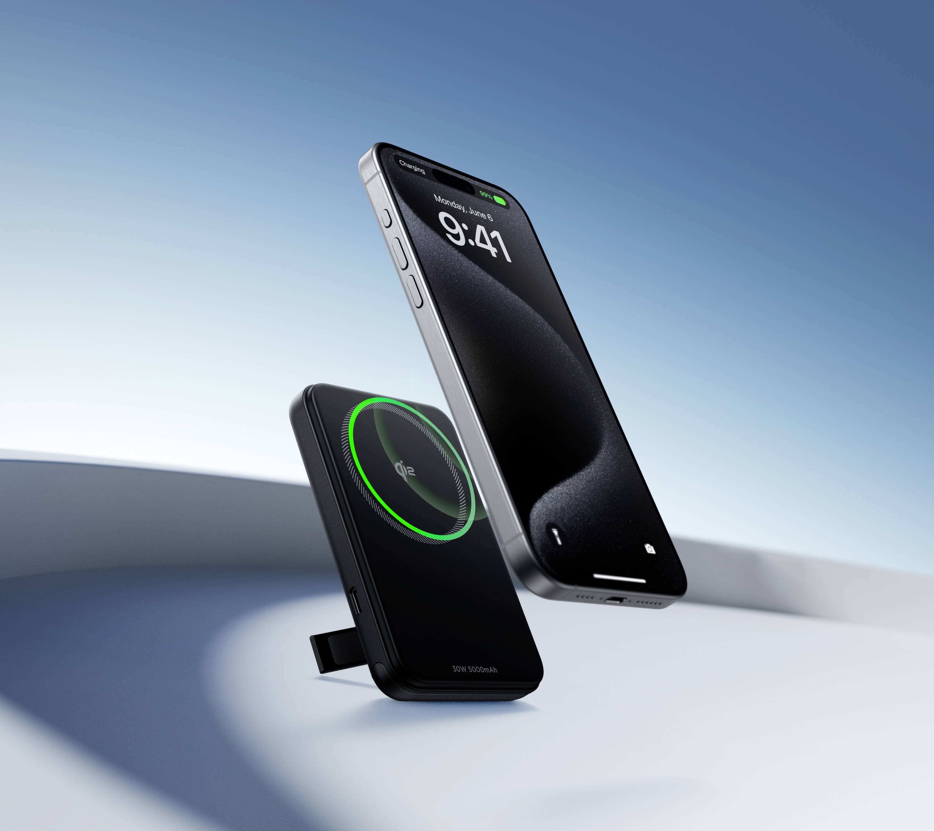 En smarttelefon svävar över en trådlös laddare med en grön laddningsindikator på en blå bakgrund.