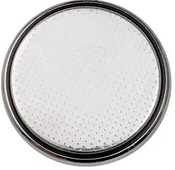 En silverknappbatteri i närbild, som visar dess blanka yta med lätta punkteringar.