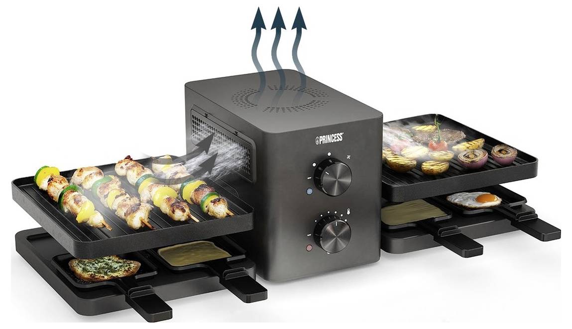 En elektrisk grill med två lager av brickor som lagar grillspett, grönsaker och ägg avger ånga från toppen och visar därmed sin grillningsfunktion.