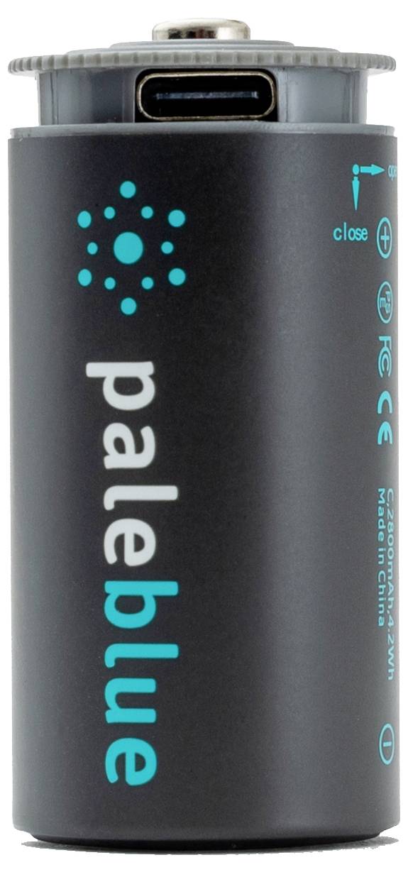 Uppladdningsbar batteri med USB-C-anslutning, märkt med 'paleblue'.