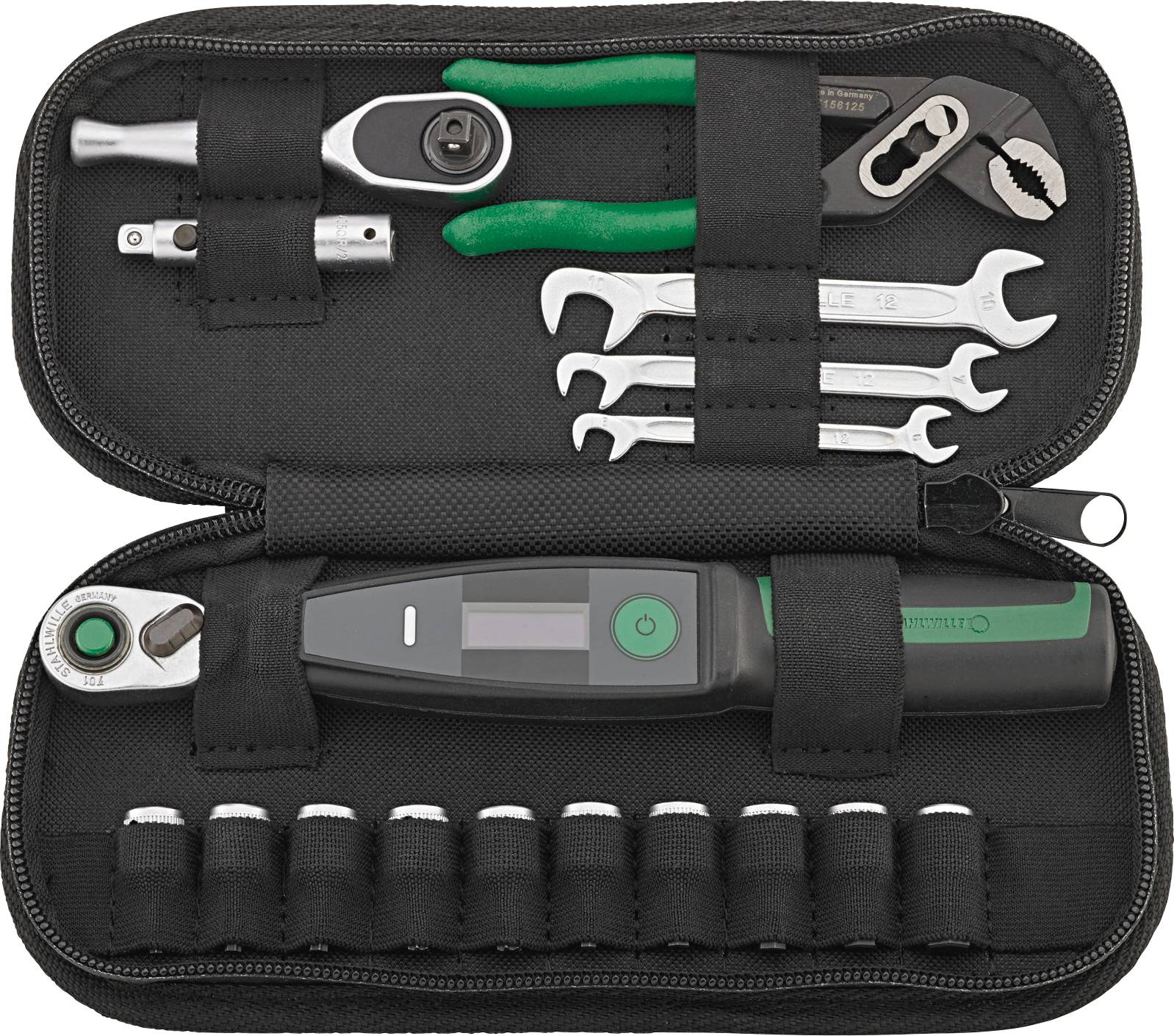 Ett öppet svart verktygsväska med en momentnyckel, hylsor, tänger och skiftnycklar, allt prydligt arrangerat.
