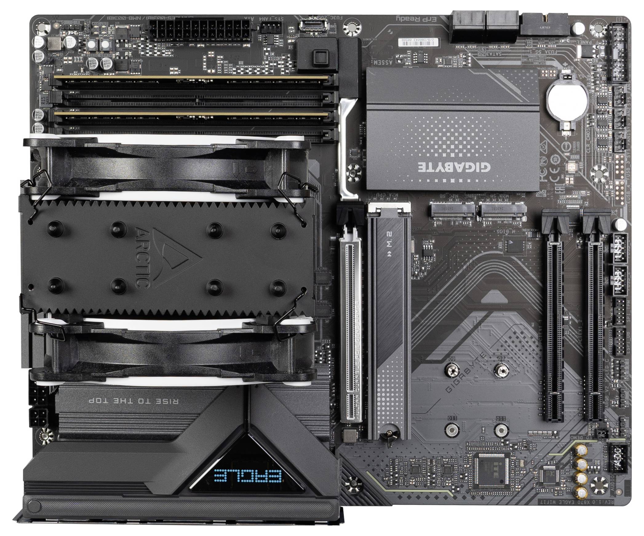 Ett datormainboard med flera PCIe-kortplatser, RAM-platser och kylflänsar. Gigabyte varumärkeslogotyp synlig på ytan.