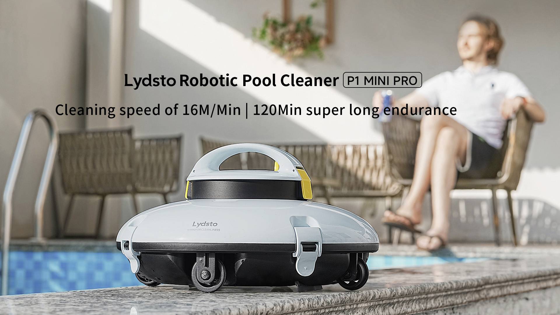 'Lydsto Robotic Pool Cleaner P1 Mini Pro' bredvid en pool. En person sitter avslappnat i bakgrunden. Rengöringshastighet: 16 m/min, uthållighet: 120 min.