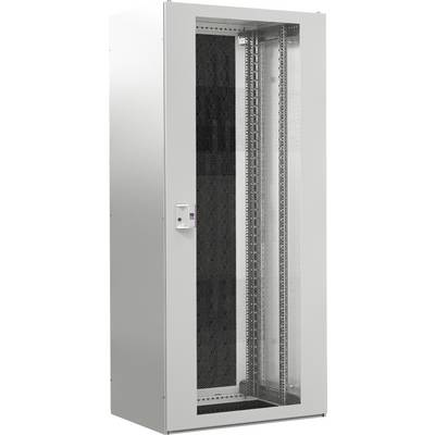 Ett högt, vitt nätverksskåp med en glasdörr, lämpligt för förvaring av servrar och nätverksenheter i ett datacenter.