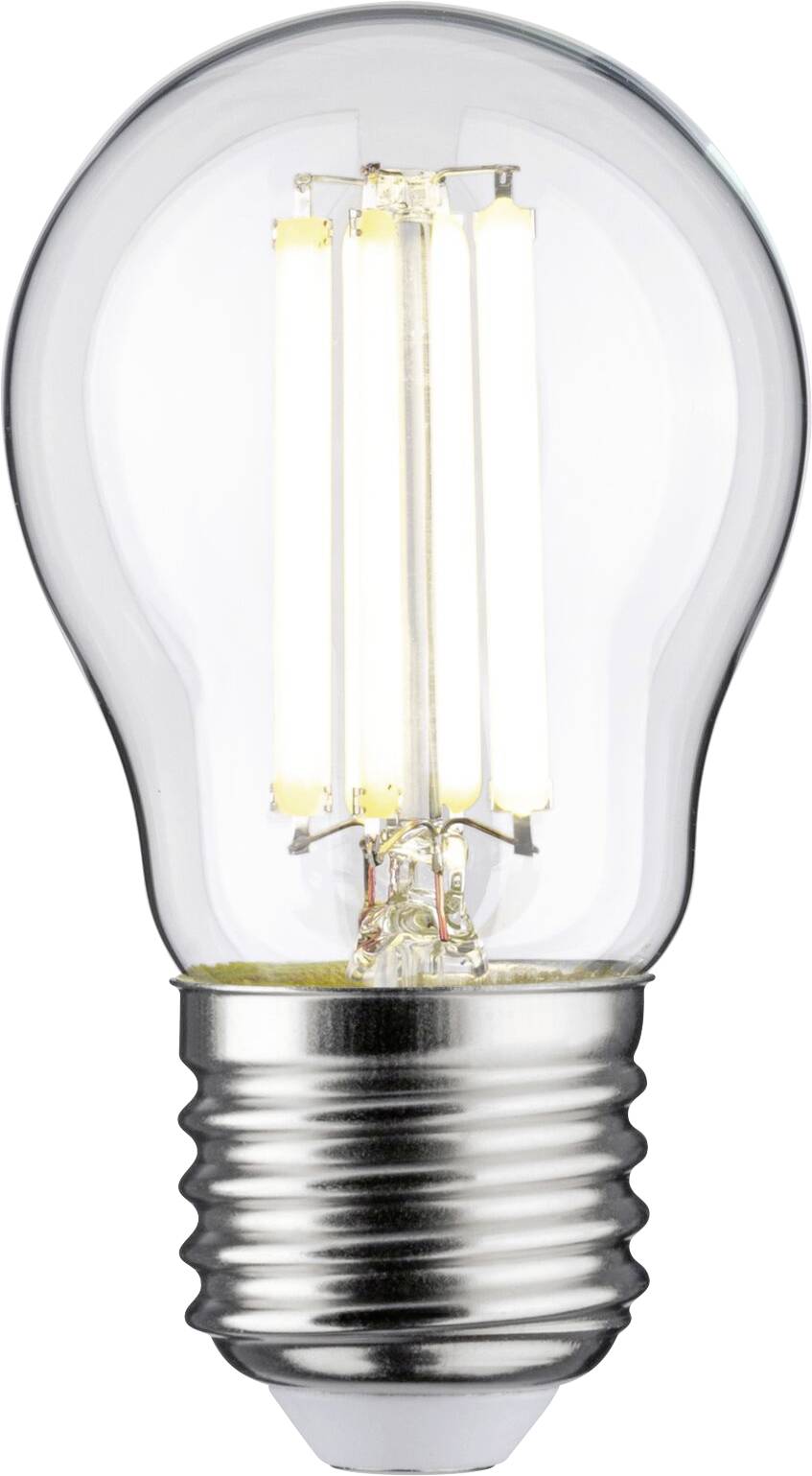 En tänd LED-glödlampa med silverfärgad sockel och strålande ljus, isolerad på vit bakgrund.
