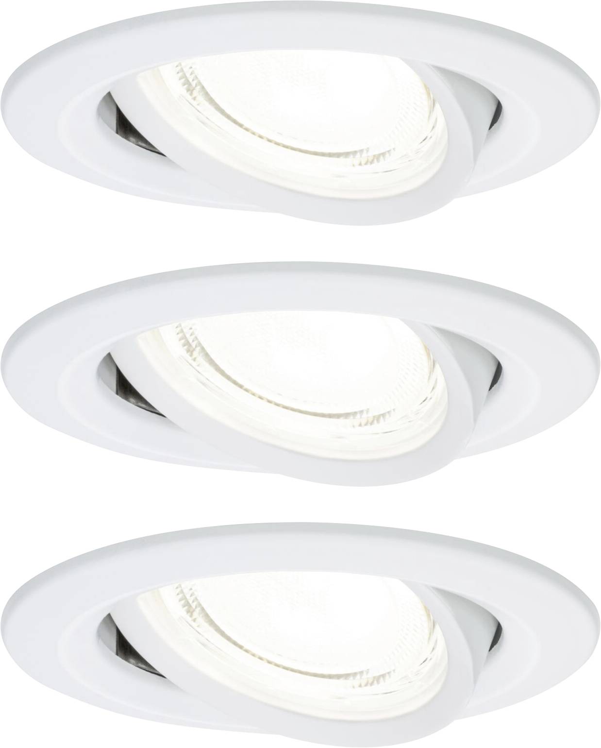 Tre vita, runda, vridbara infällda spotlights i rad som sprider ljus i ett rum. Perfekt för moderna belysningskoncept.