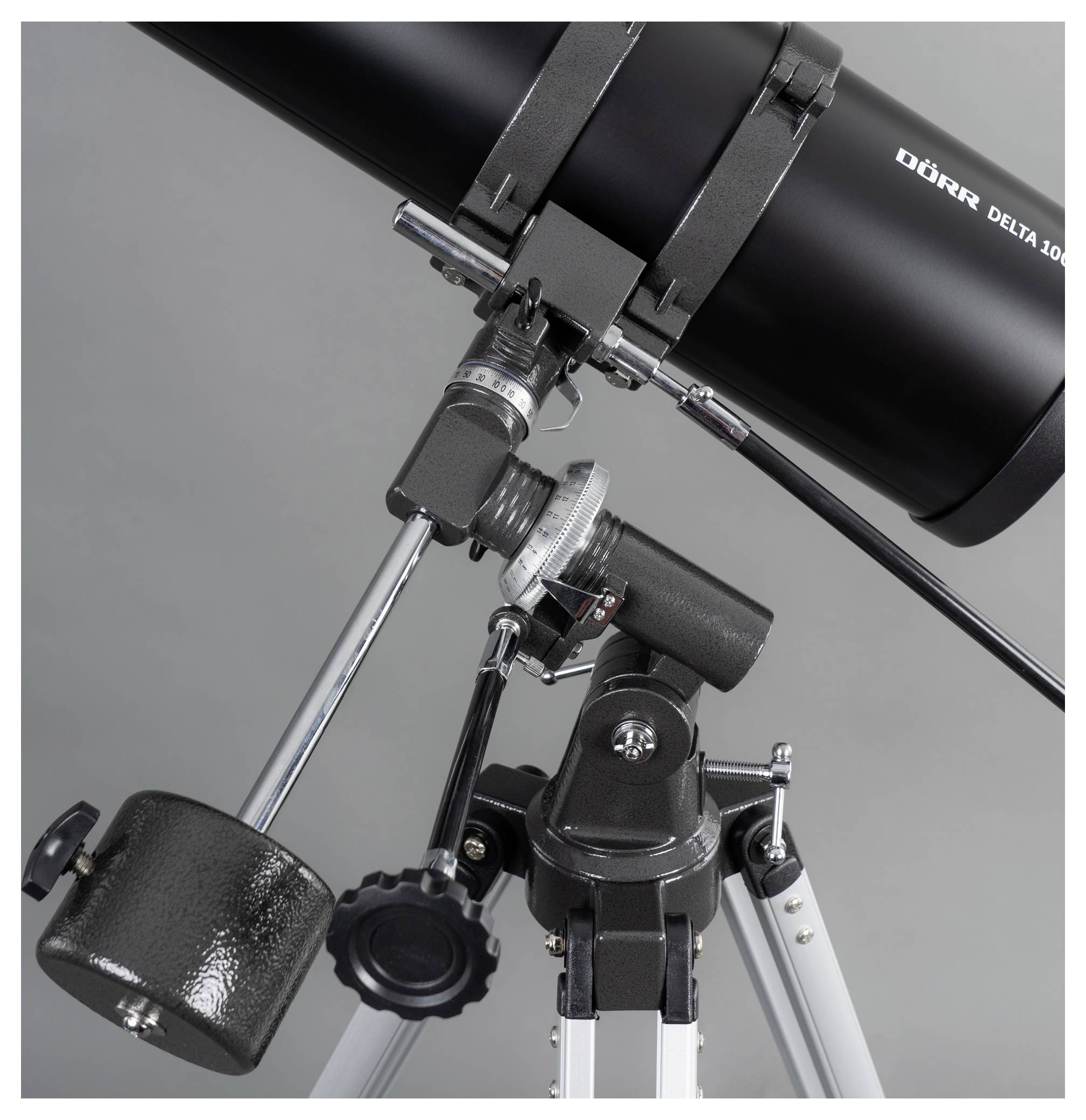 Närbild av ett svart teleskop monterat på ett stabilt stativ, lämpligt för astronomiska observationer.