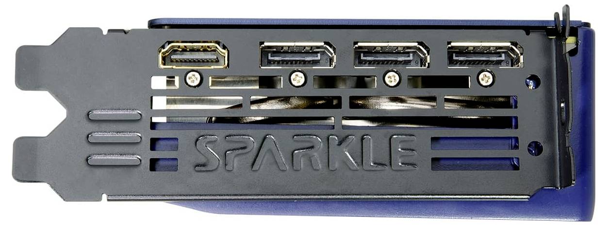Baksidan av ett grafikkort med en HDMI-anslutning och tre DisplayPort-anslutningar, varumärket SPARKLE på kåpan.