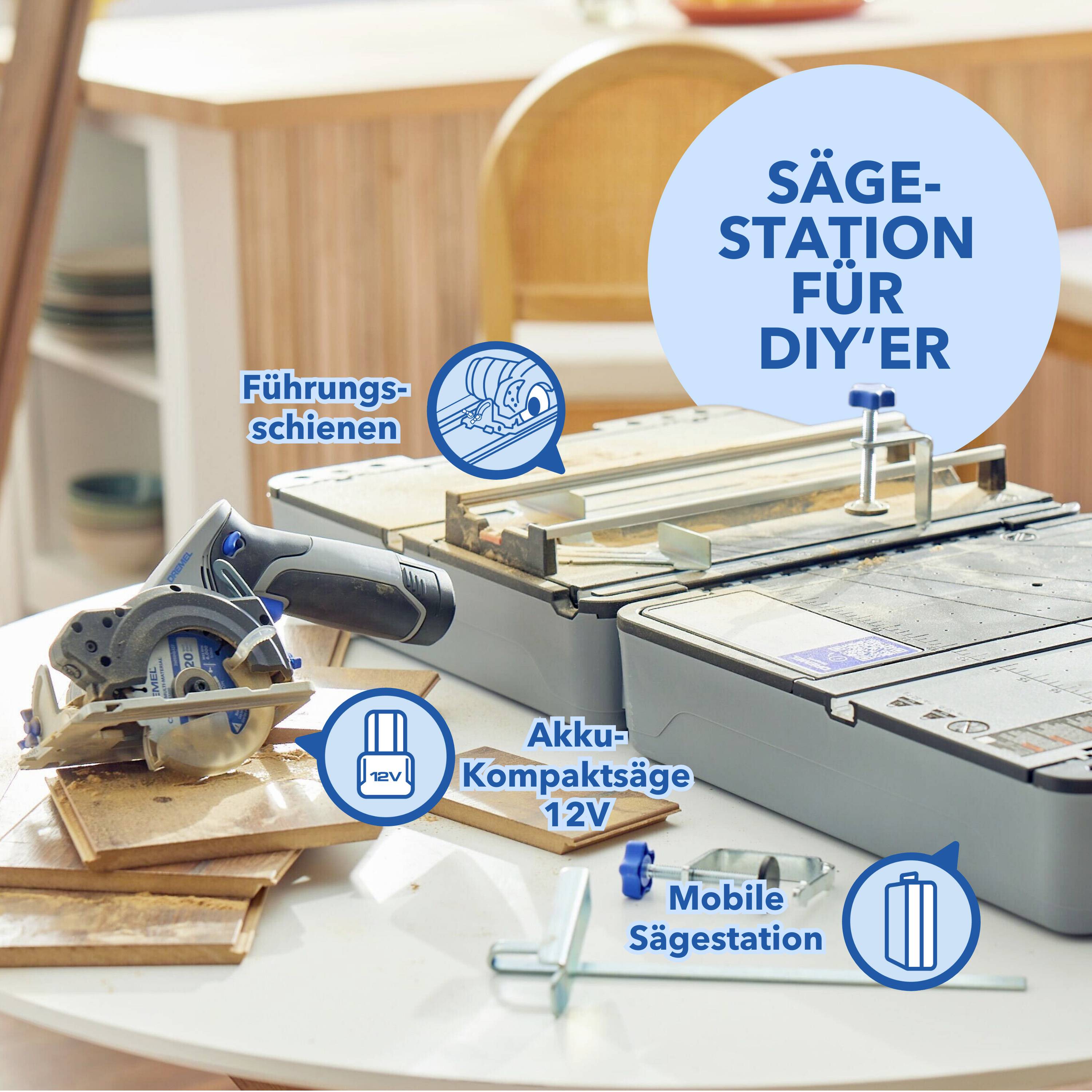 En mobil sågstation för DIY-projekt. Med styrelskenor, kompakt batteridriven såg (12 V) och trämaterial på ett bord.