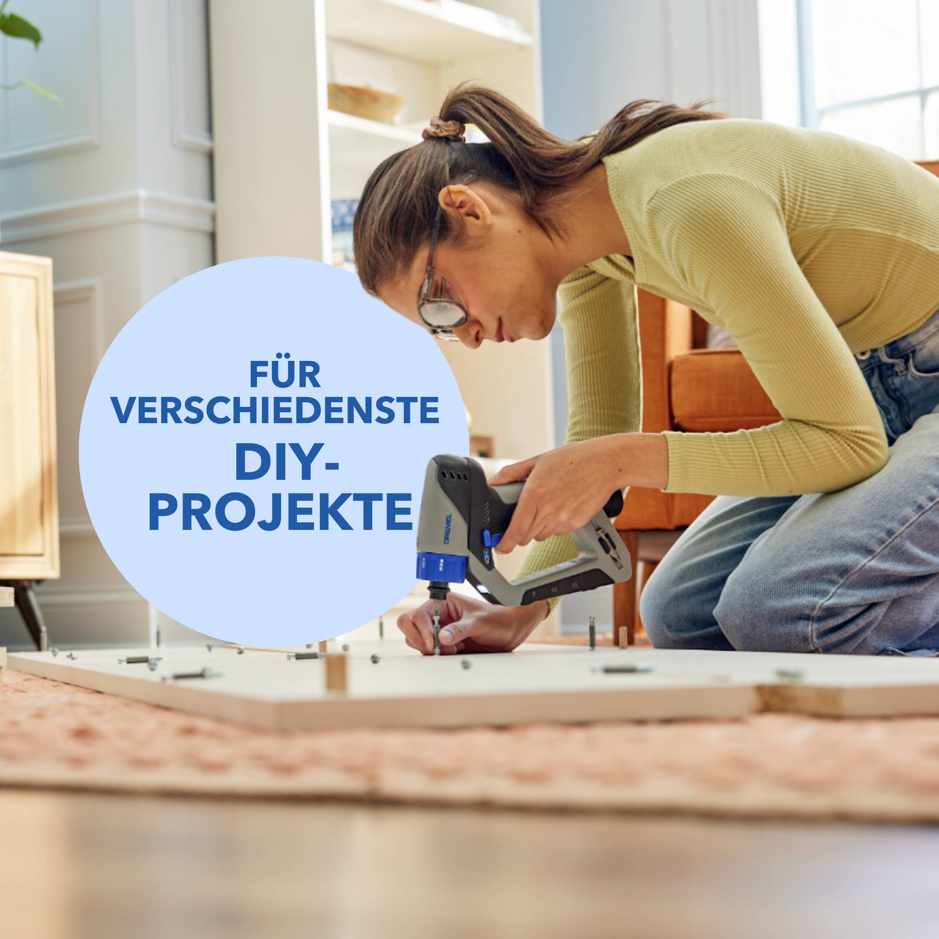En person knäböjer på en matta och använder ett verktyg på ett trästycke. Text i en cirkel: 'För alla möjliga DIY-projekt'.