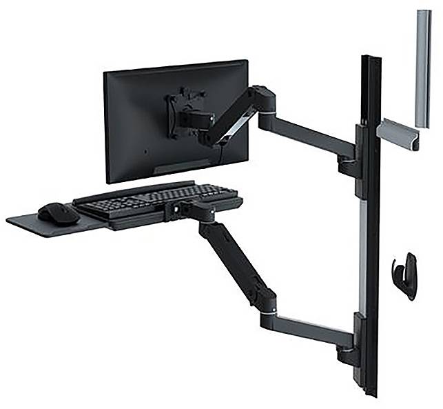 Justerbart väggfäste för dator med skärm, tangentbord och mus, möjliggör ergonomiskt arbete både stående och sittande.