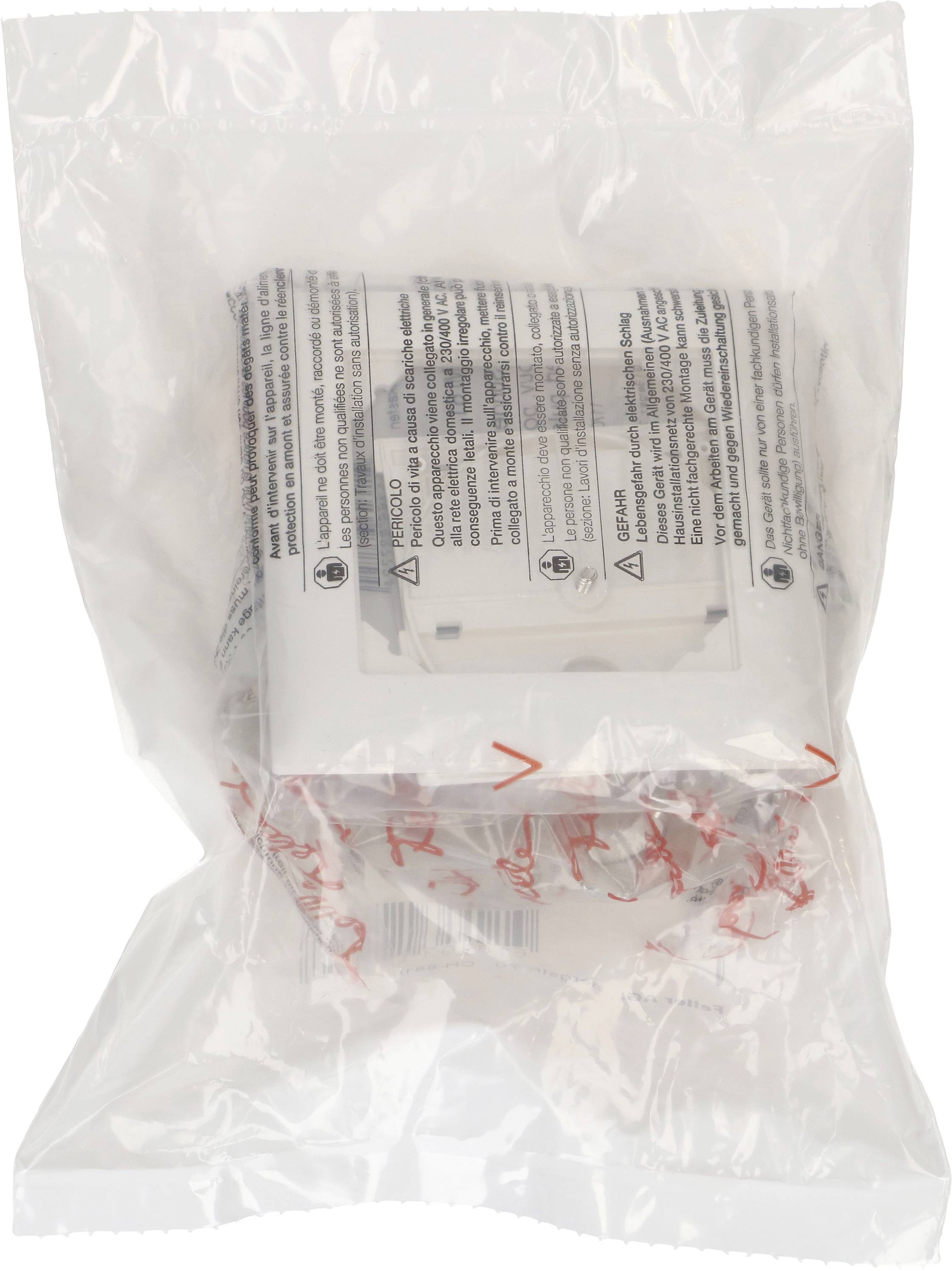 En förpackad plastlåda med tryckta varningsmeddelanden på förpackningen. Lådan verkar vara avsedd för skydd av switchar eller eluttag.