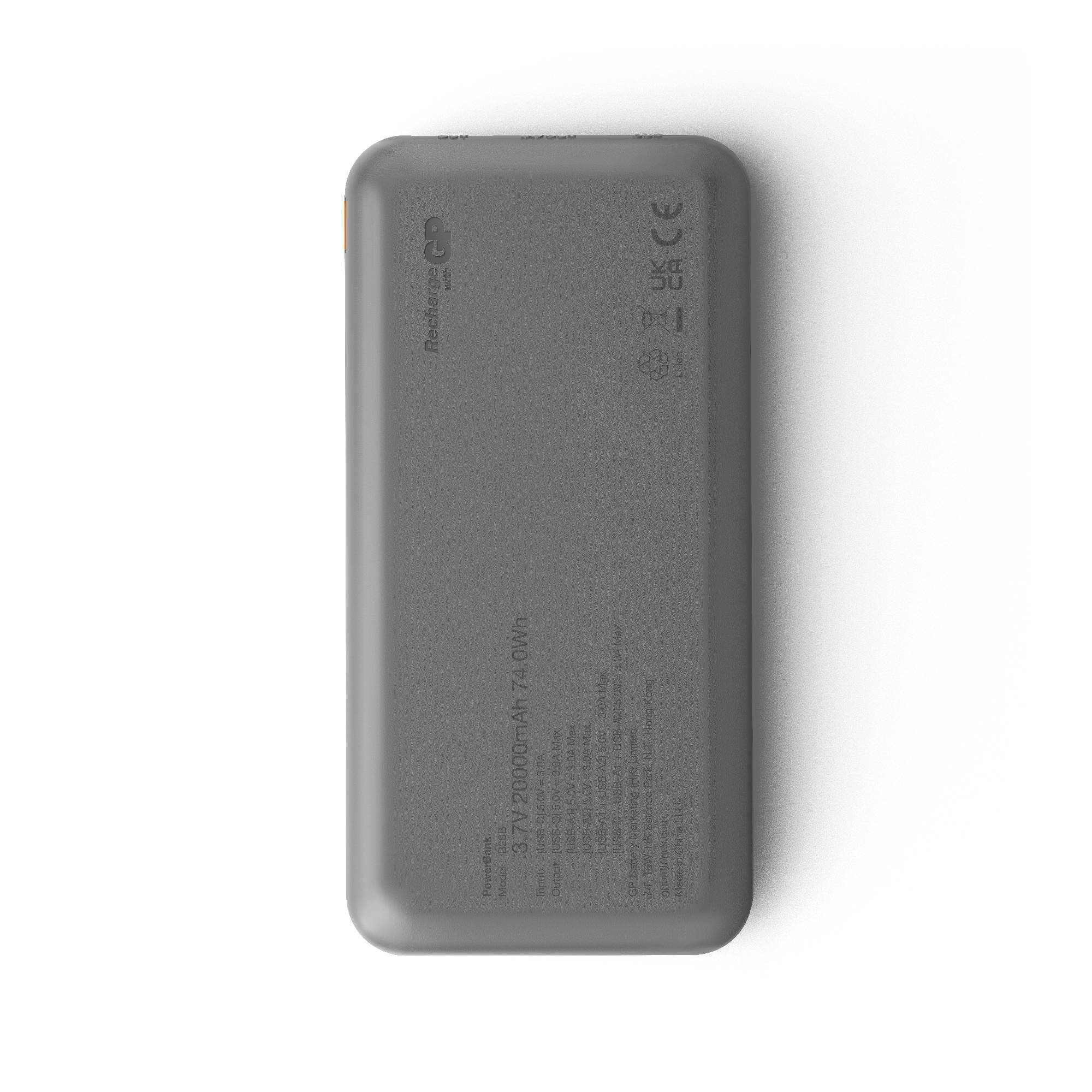 En grå powerbank sedd ovanifrån. Den har en kapacitet på 20.000 mAh och olika certifieringslogotyper är synliga.