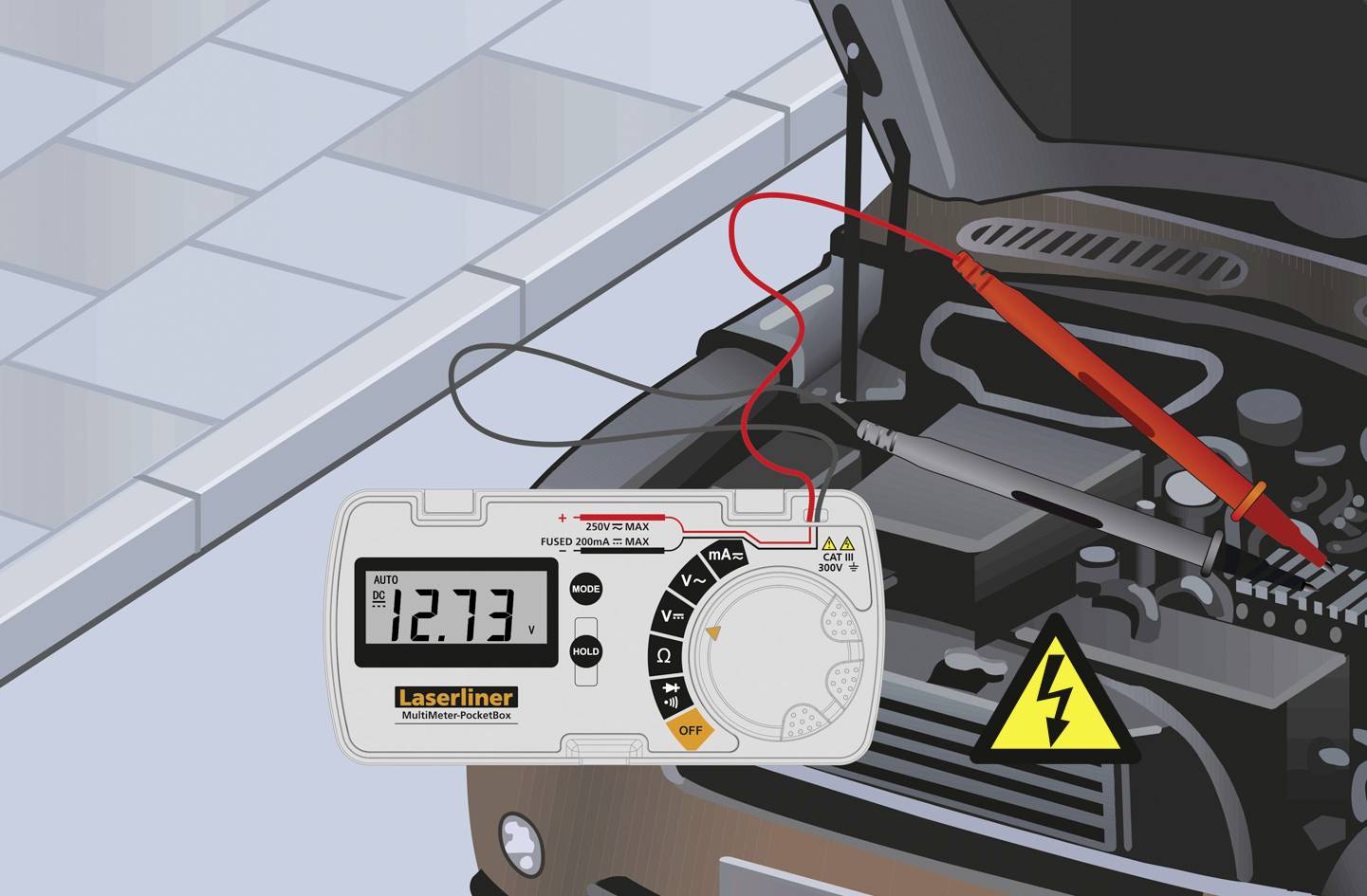 Ett multimeter visar '12,73 V' och är anslutet till en bilbatteri. Varningsskylt för högspänning är synlig.