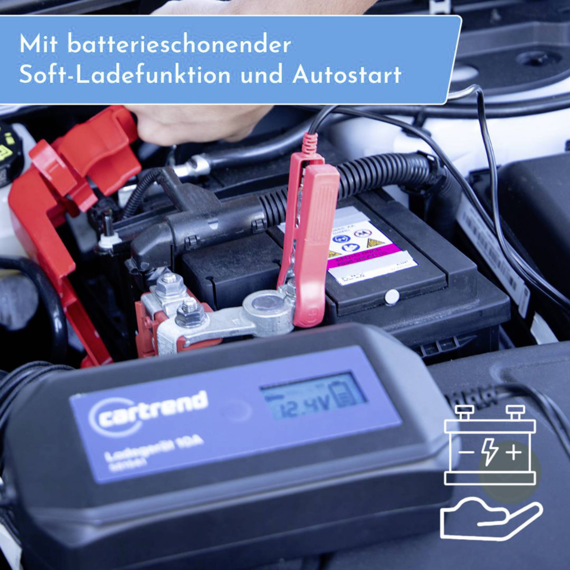 En bilmekaniker laddar ett bilbatteri med en laddare; displayen visar 12,4V. Text på bild: 'Med batteriskonande mjuk laddningsfunktion och autostart'.