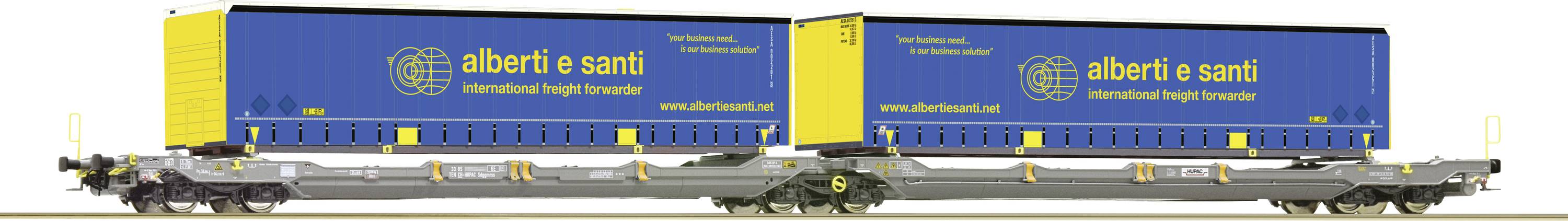 Två blå containrar med gul text 'albert o scani', lastade på en godsvagn. Scenen visar internationell frakttransport.