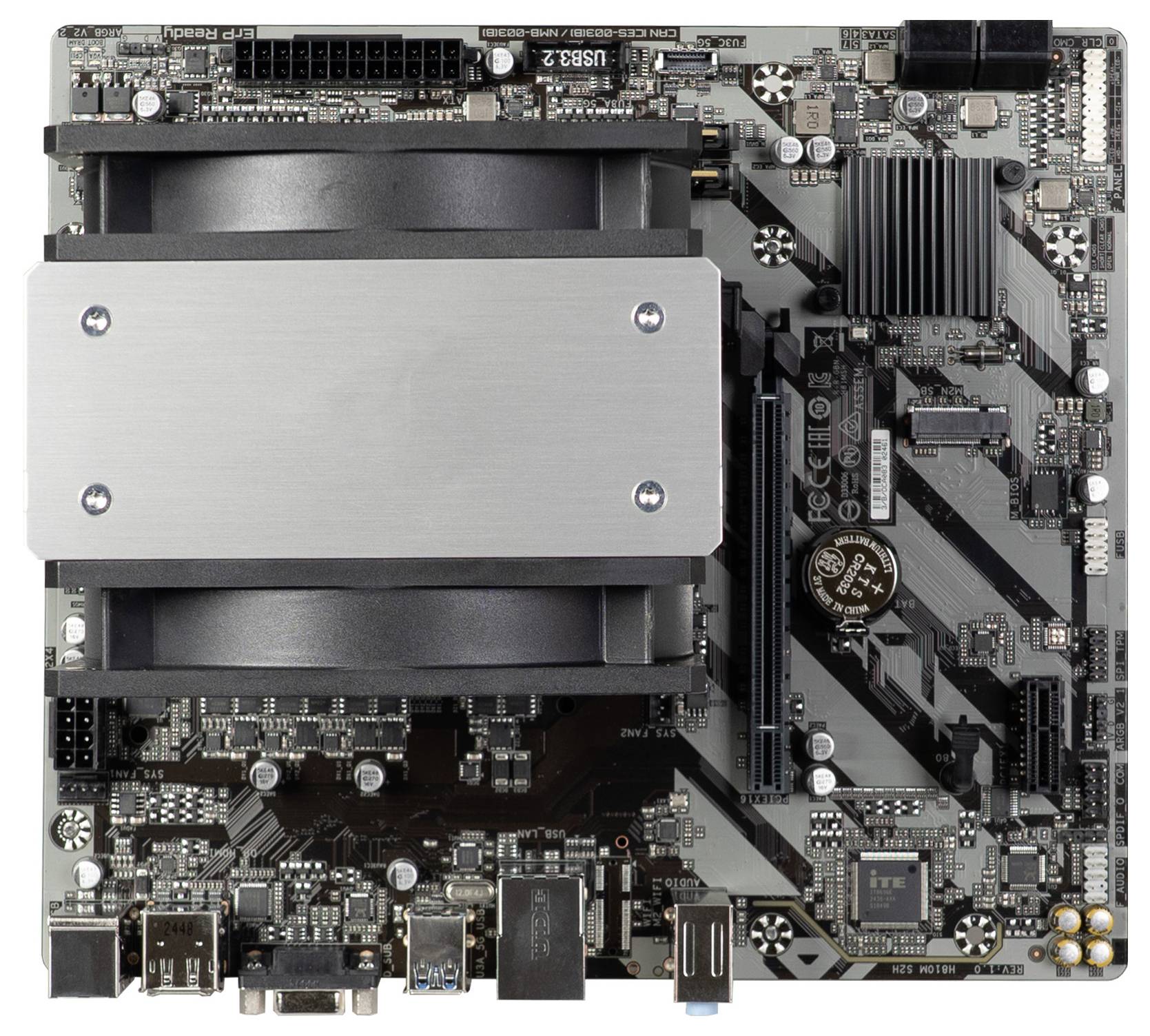 Ett svart moderportrkort med synliga kortplatser, anslutningar och en stor kylare i mitten.