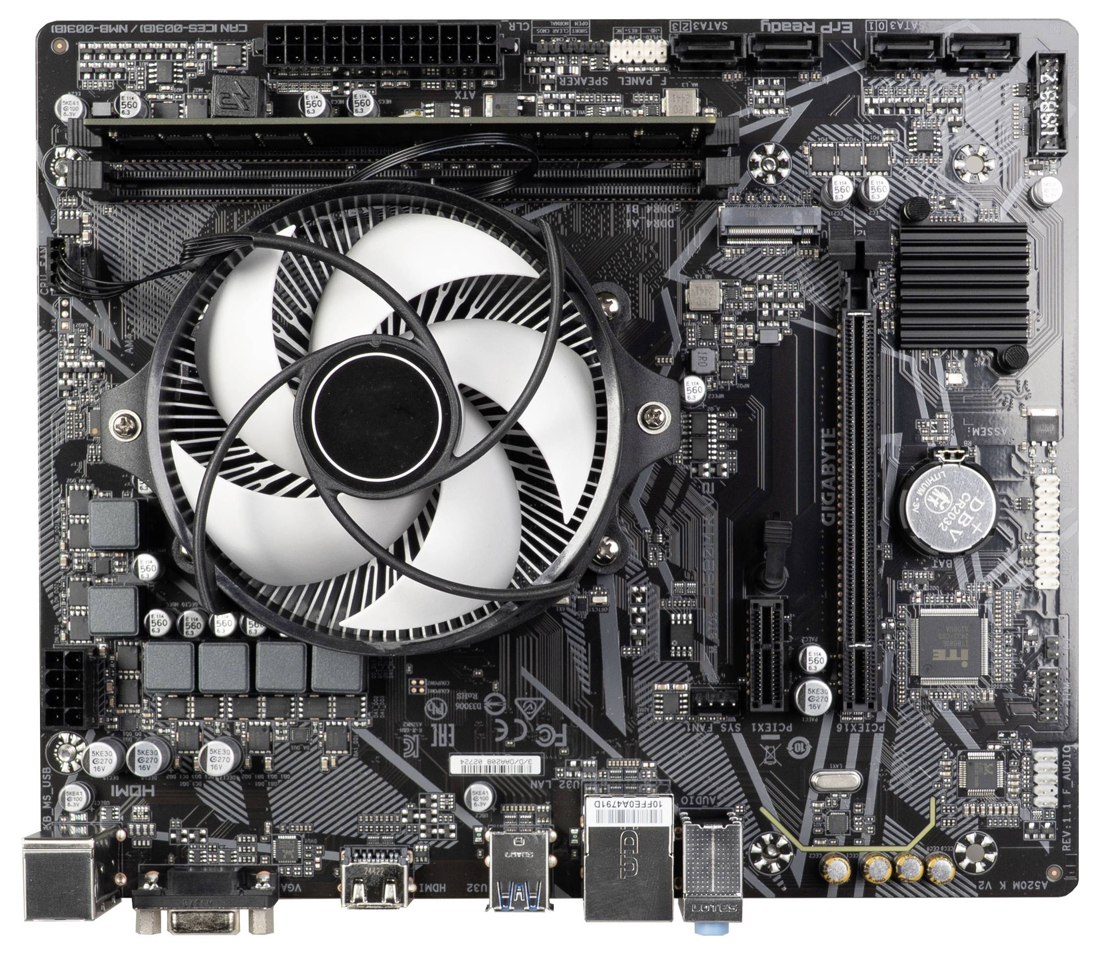 Moderkort för dator med inbyggd kylande fläkt och flera anslutningar. Synliga är SATA-anslutningar, PCIe-expansionsplatser samt RAM-platser.