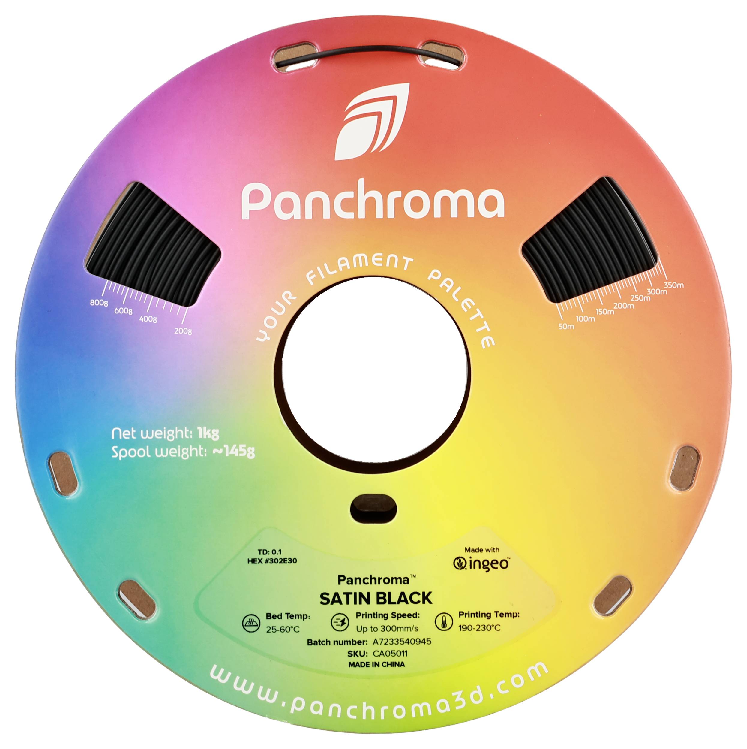 En färgglad filamentrulle med texten 'Panchroma'. Nettovikt 1 kg, spolens vikt ca 145 g. Produkt: Satin Svart.