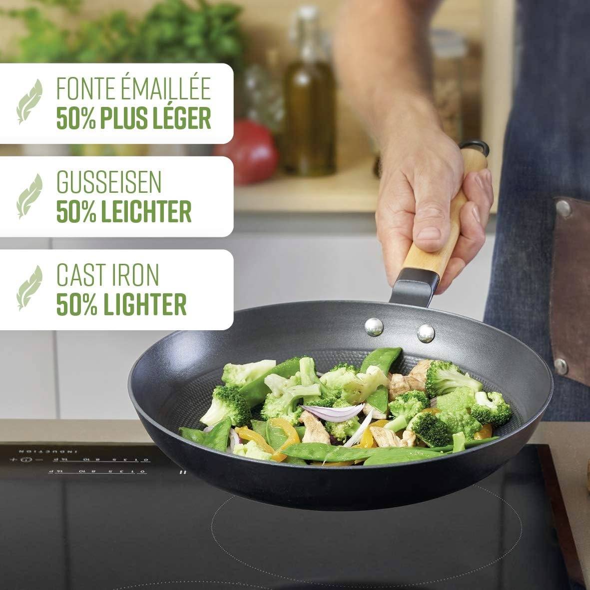 En hand håller en stekpanna med grönsaker. Text på vänster sida: 'Gjutjärn 50% lättare'.