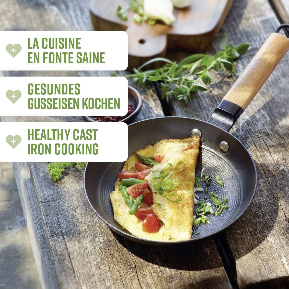 Here's the translation to Swedish:<br><br>En stor omelett med tomater och örter i en gjutjärnspanna. Text på franska, tyska och engelska beskriver hälsosam matlagning.