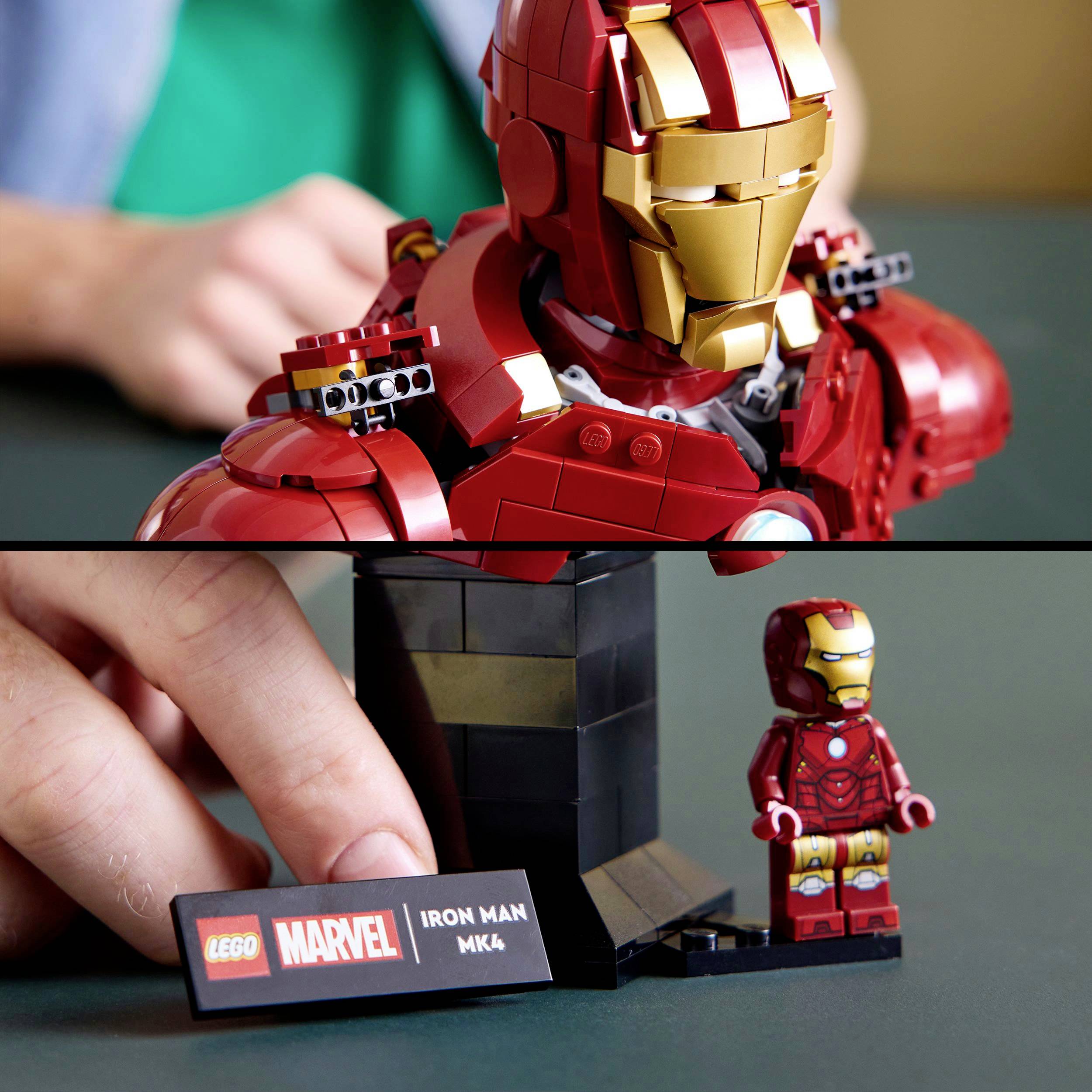 'LEGO-Iron Man Mk4' i röd-gyllene rustning som byggfigur och miniatyr på ett bord, med LEGO- och Marvel-logo namnsskylt.