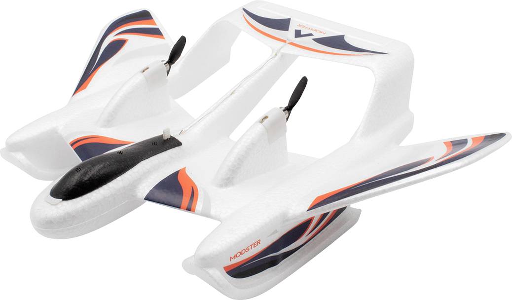 Ett vitt modelflygplan med två propellrar och blå och orange ränder på vingarna ligger på en vit yta.