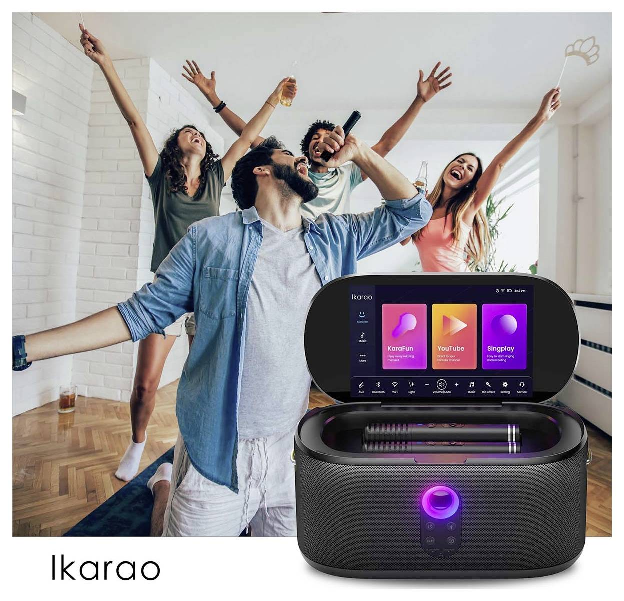 En grupp på fyra personer som glatt sjunger med en karaokeanläggning som visar en skärm med sångalternativ, vilket antyder en rolig social sammankomst.