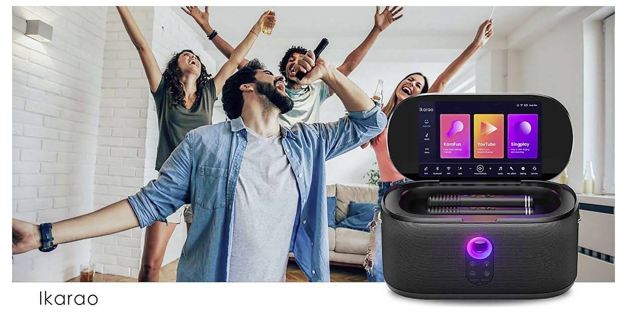 En grupp människor som sjunger och dansar i ett vardagsrum, bredvid en karaokeanläggning med en skärm som visar sångval och kontroller.