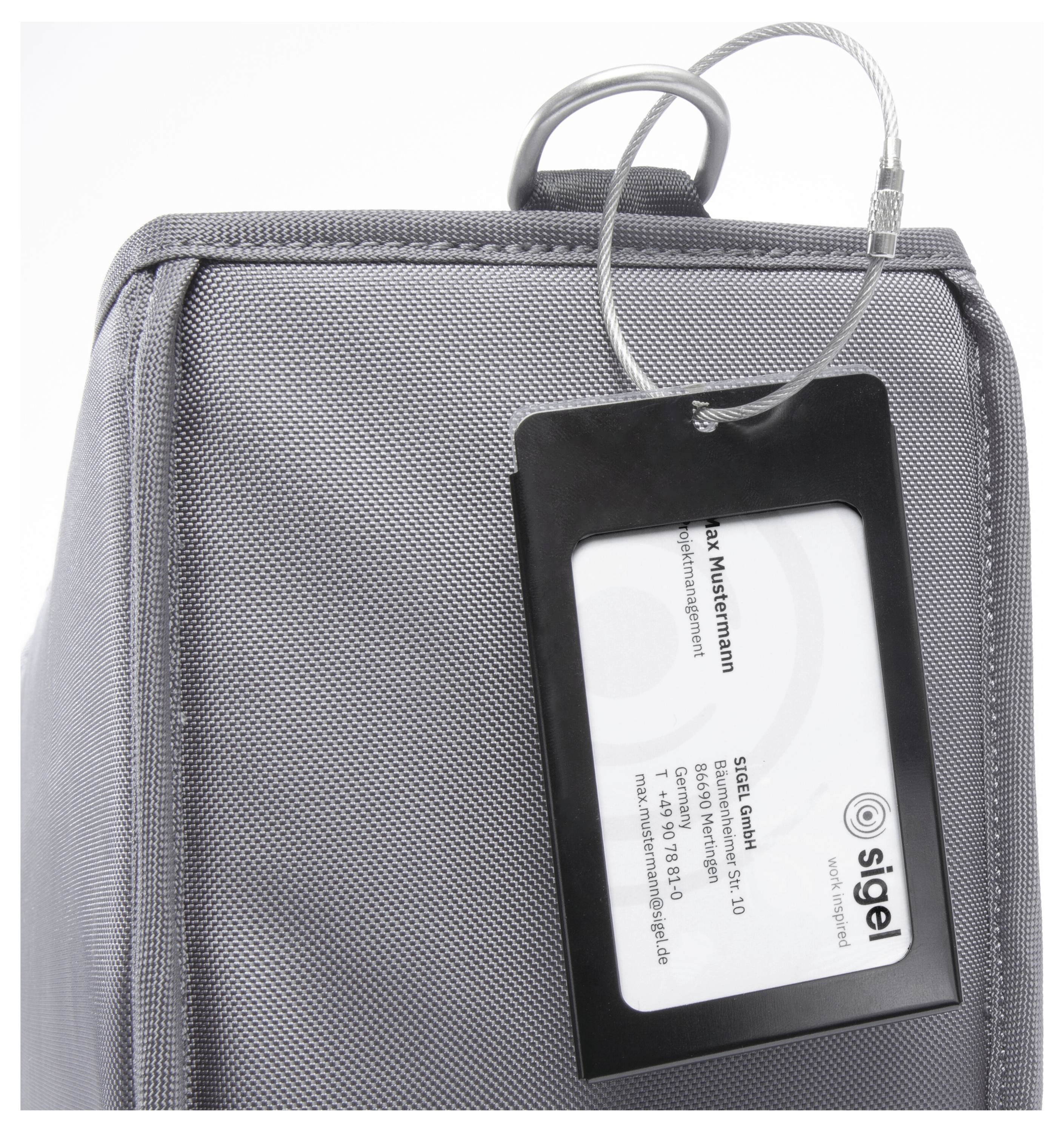 Grå laptopväska med dragkedja och svart hängande bagagebricka som visar ett visitkort och metallkabelslinga