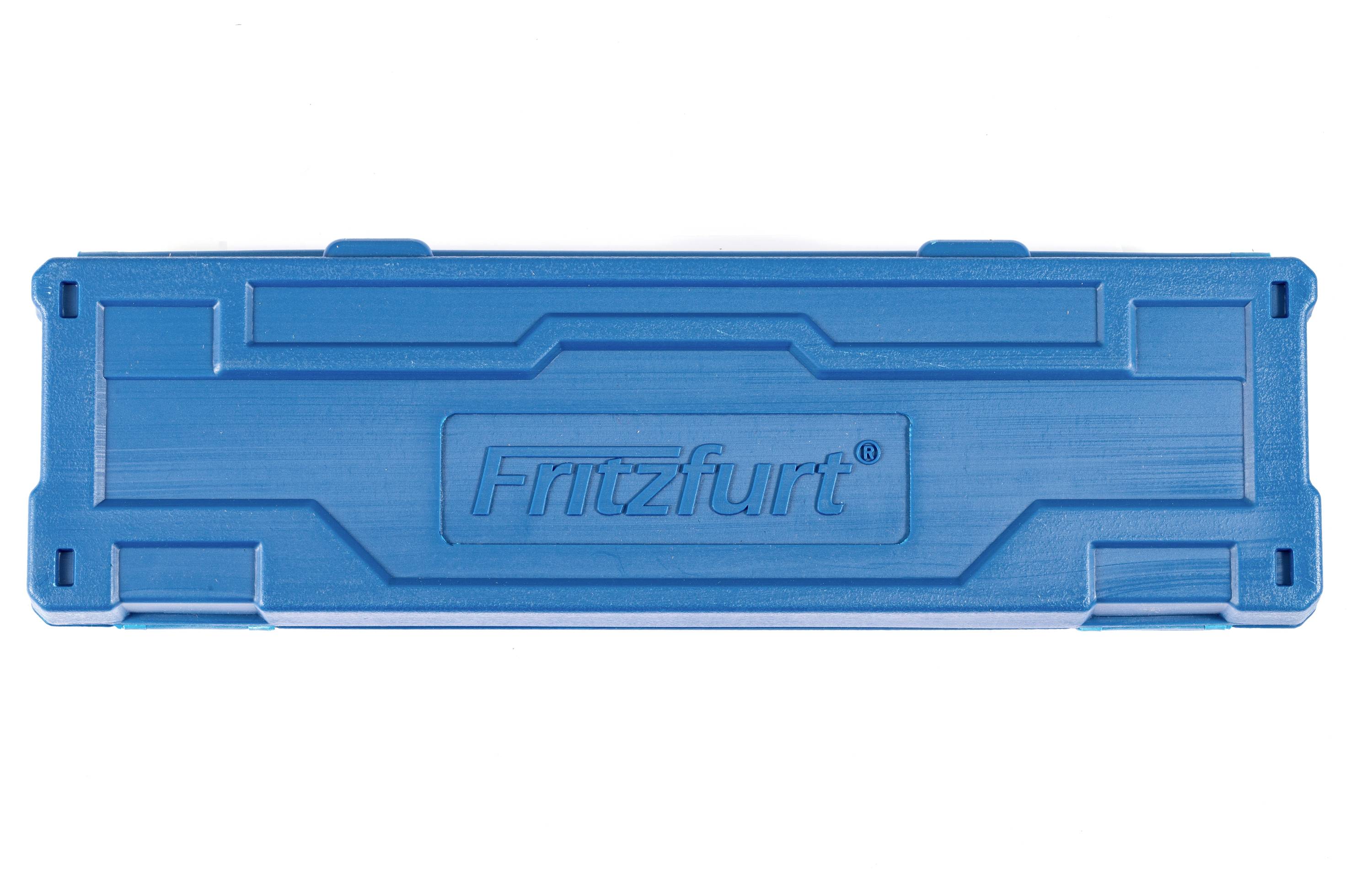 Ett blått rektangulärt fodral med upphöjda geometriska mönster. Namnet 'Fritzfurt' är präglat i mitten på locket.