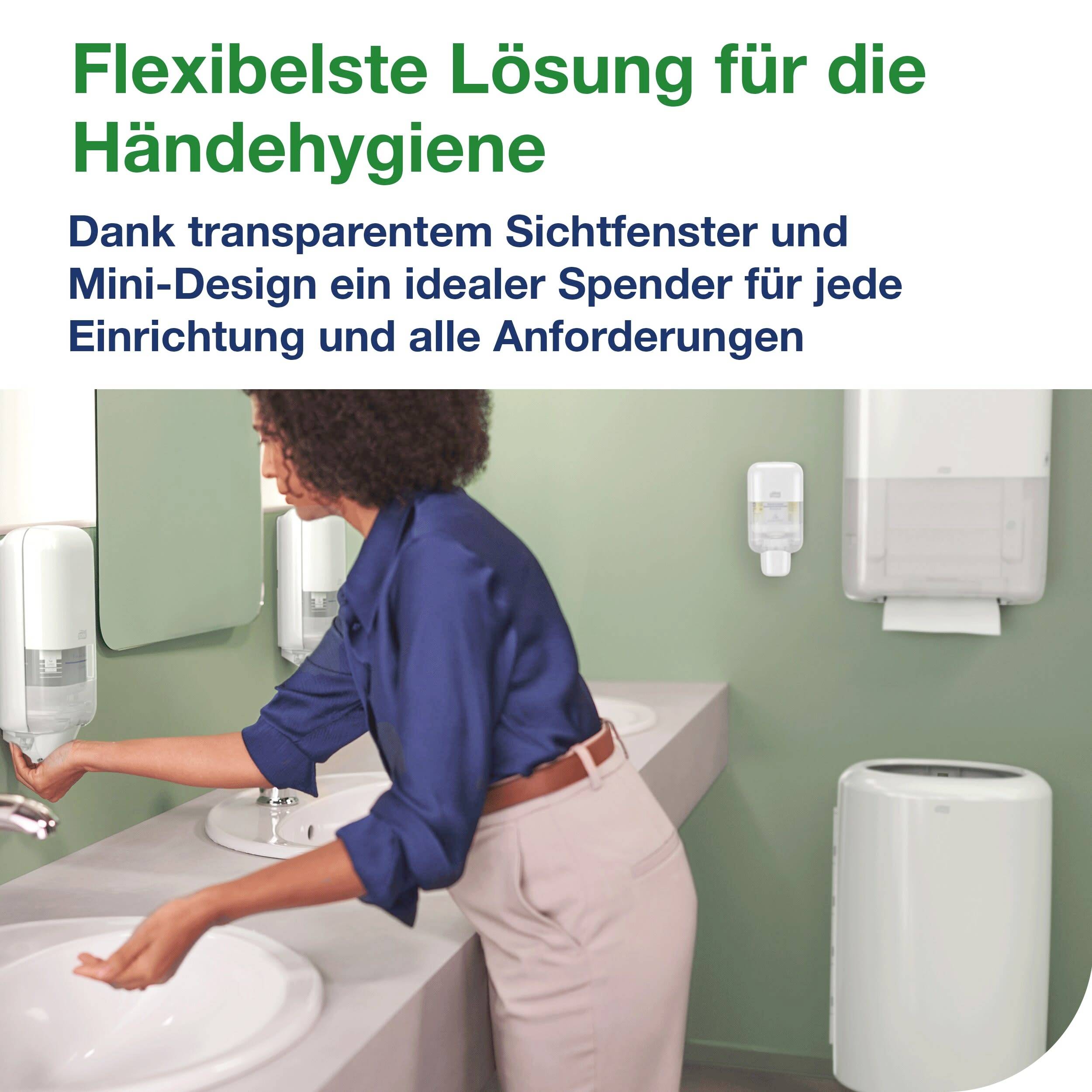 Här är översättningen till svenska:<br><br>'Mest flexibla lösningen för handhygien. Tack vare genomskinligt siktfönster och mini-design en idealisk dispenser för alla verksamheter och behov.' En person använder en tvåldispenser.