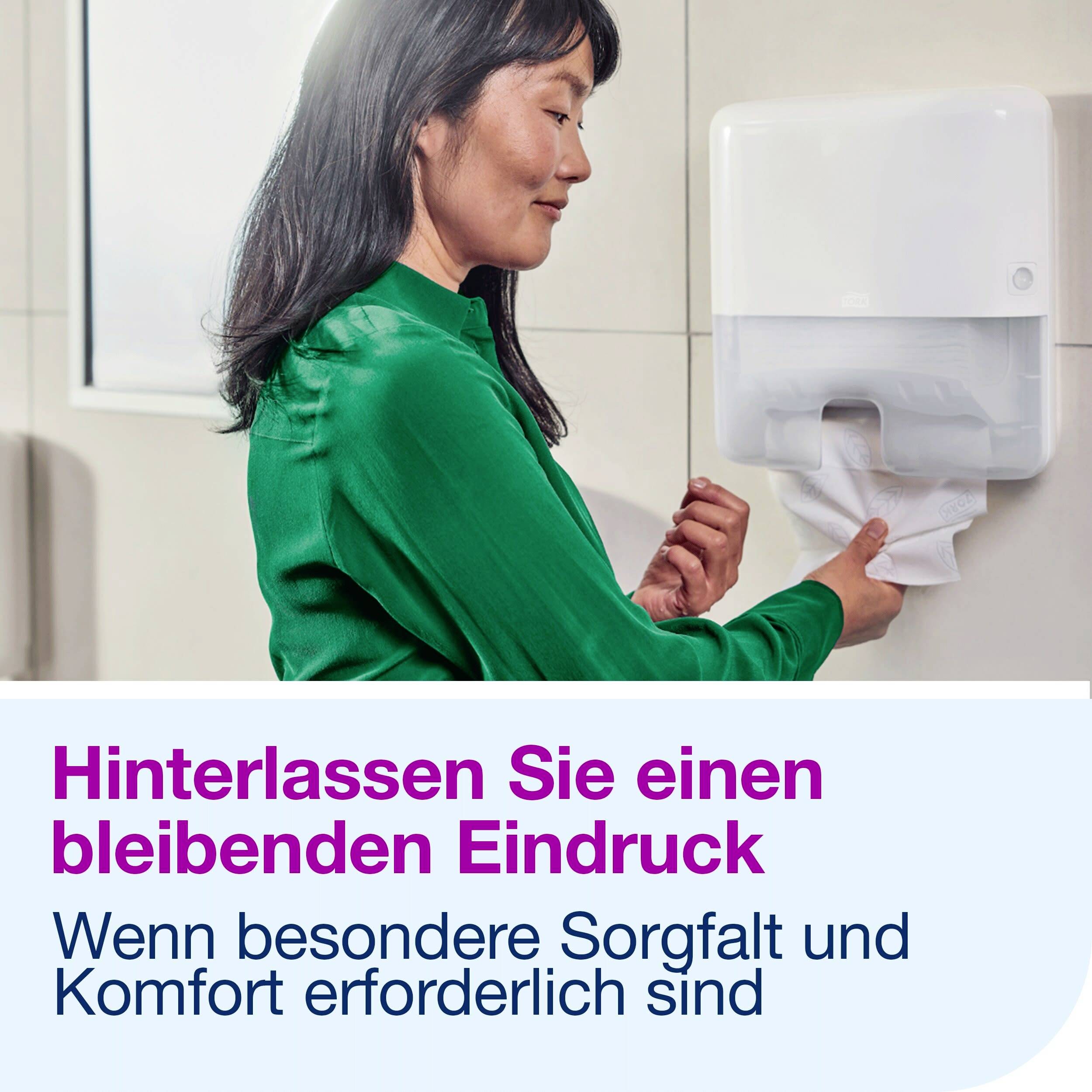 En kvinna i en grön tröja tar ut en pappersduk från en behållare. Text: 'Lämna ett bestående intryck'.