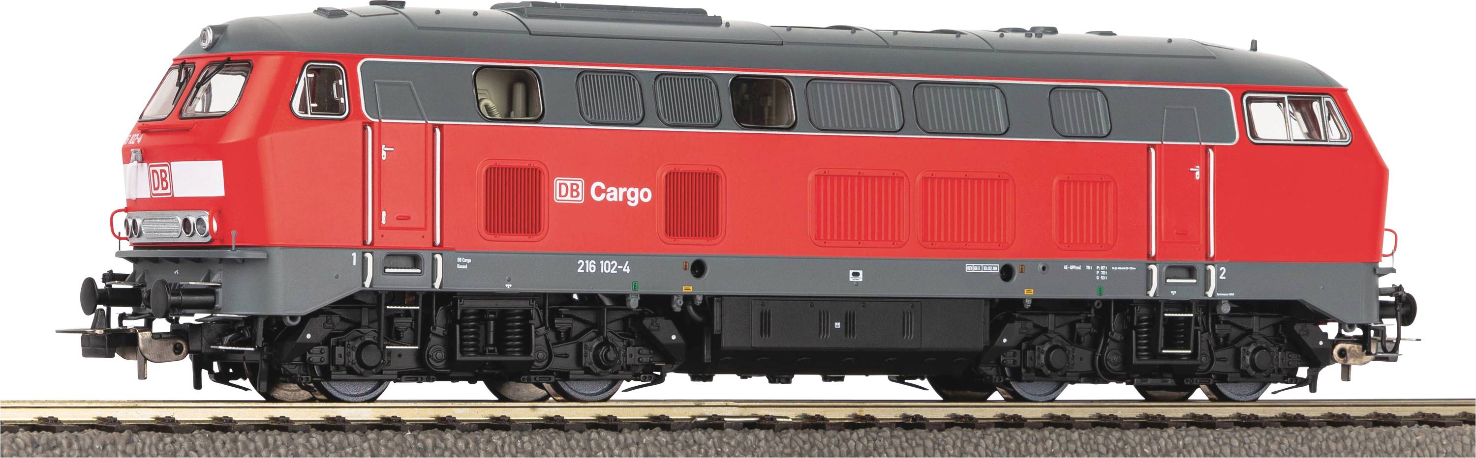 En röd godstågslokomotive med texten 'DB Cargo' står på ett spåravsnitt. Lokomotivet är fotograferat från sidan.
