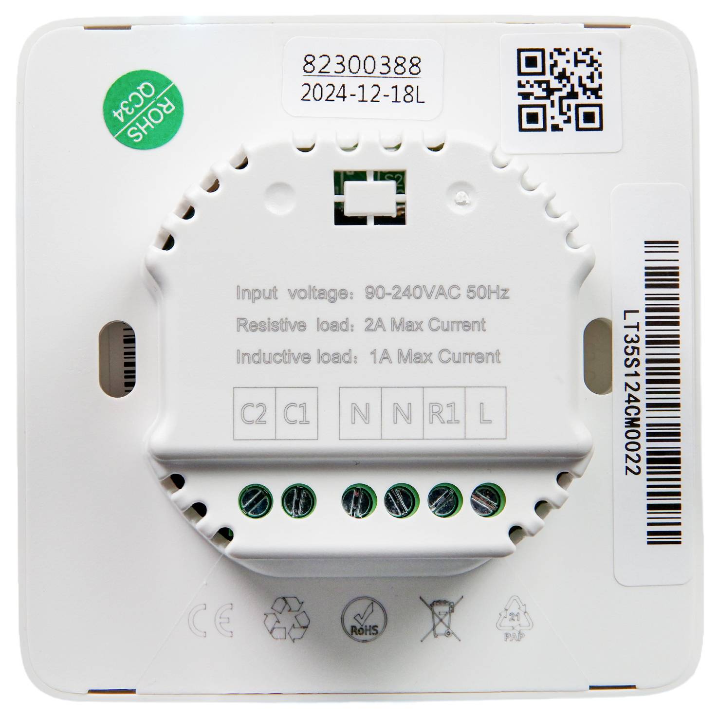 Baksidan av en elektronisk enhet med flera anslutningskontakter för ingångs- och utgångsspänning. Innehåller tekniska data och QR-kod.
