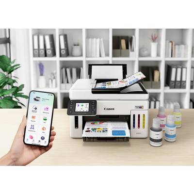 En Canon-skrivare med smart enhet. Skrivaren skriver ut ett dokument medan utskriftsalternativ visas på mobiltelefonen. I bakgrunden en hylla med mappar.