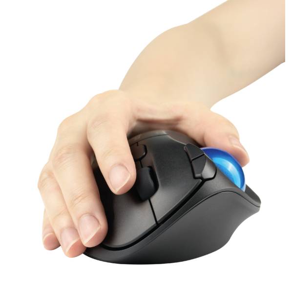 En hand håller en ergonomisk datormus med en blå trackball på vänster sida.