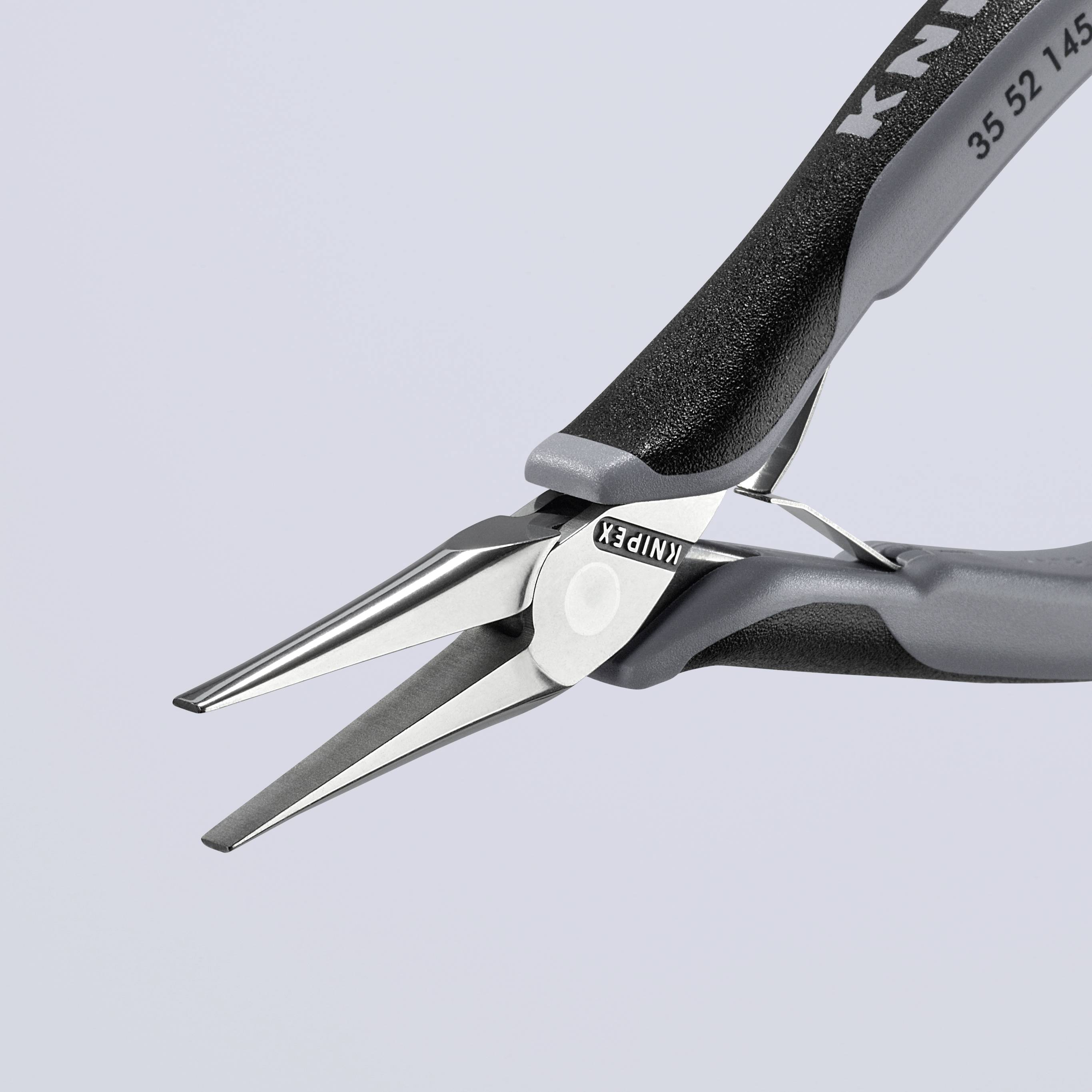 En spetsig, silverfärgad tång med svarta handtag, lämplig för precisionsarbeten som att greppa eller klippa små objekt.