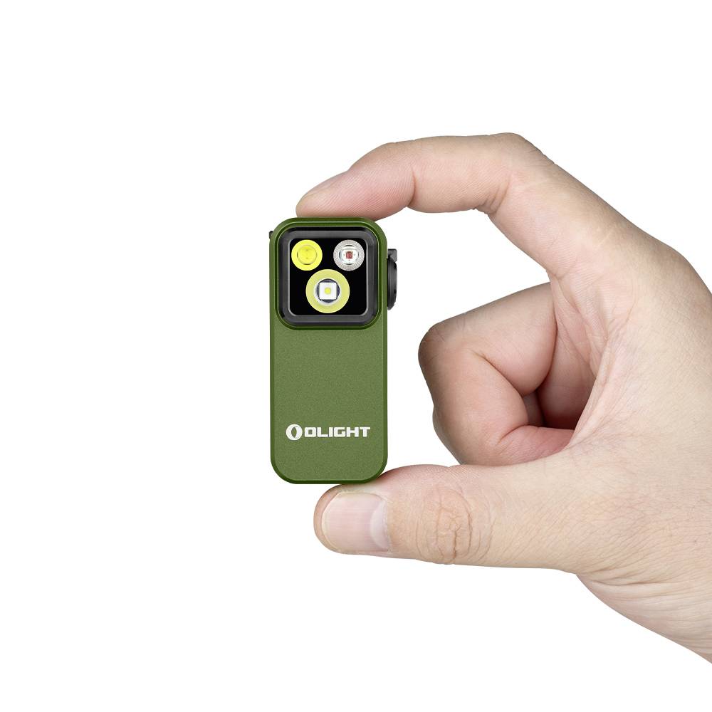 En hand håller en liten, grön ficklampa med tre lysande ytor. Varumärket 'Olight' är synligt på framsidan.