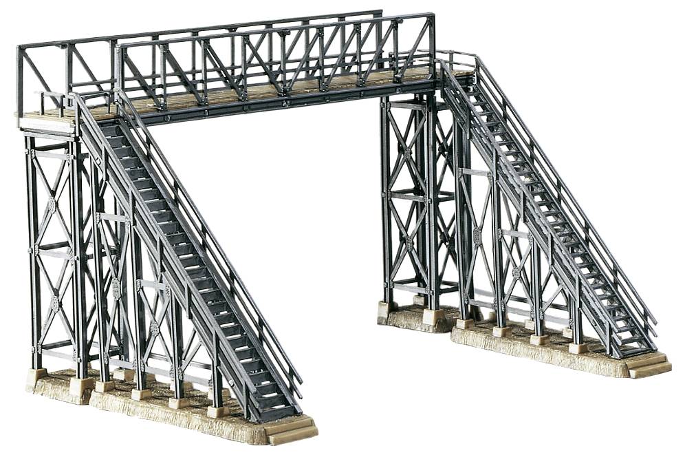 En modell av en stålbro med två trappor som leder till en plattform. Strukturen visar detaljerade gitterbalkar.