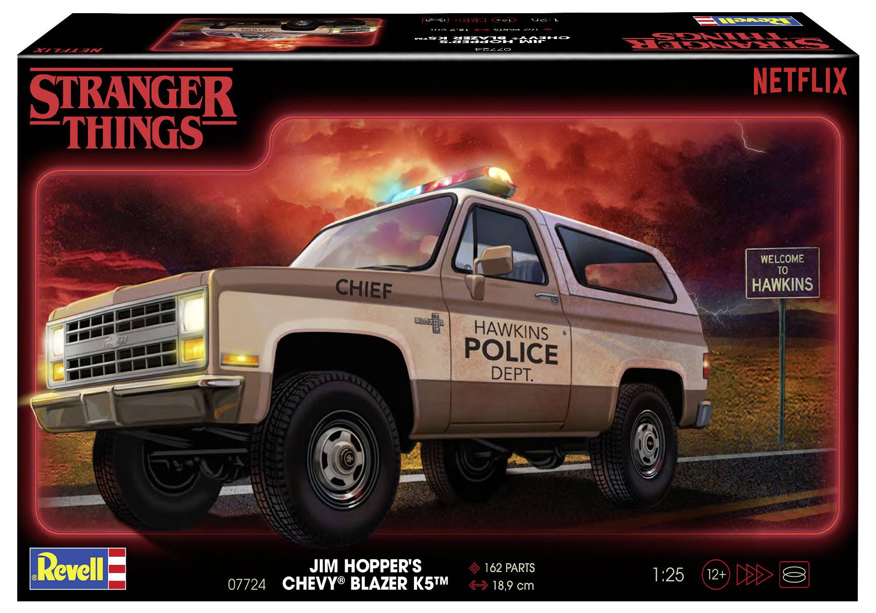 Jim Hoppers Chevy Blazer framför röd himmel, med texten 'Hawkins Police Dept'. I bakgrunden: stadsskylt 'Welcome to Hawkins'. Förpackning från Revell.