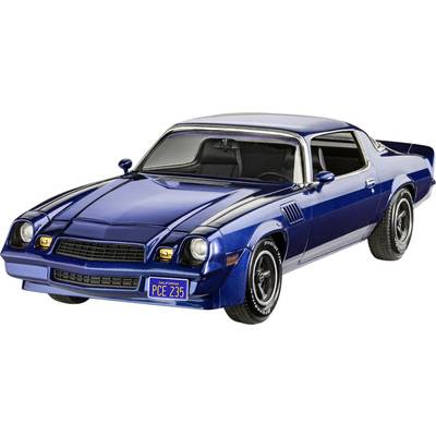 En blå sportbil med svart interiör, parkerad. Registreringsskylten visar 'PCE 235'. Sportig design med spoiler.