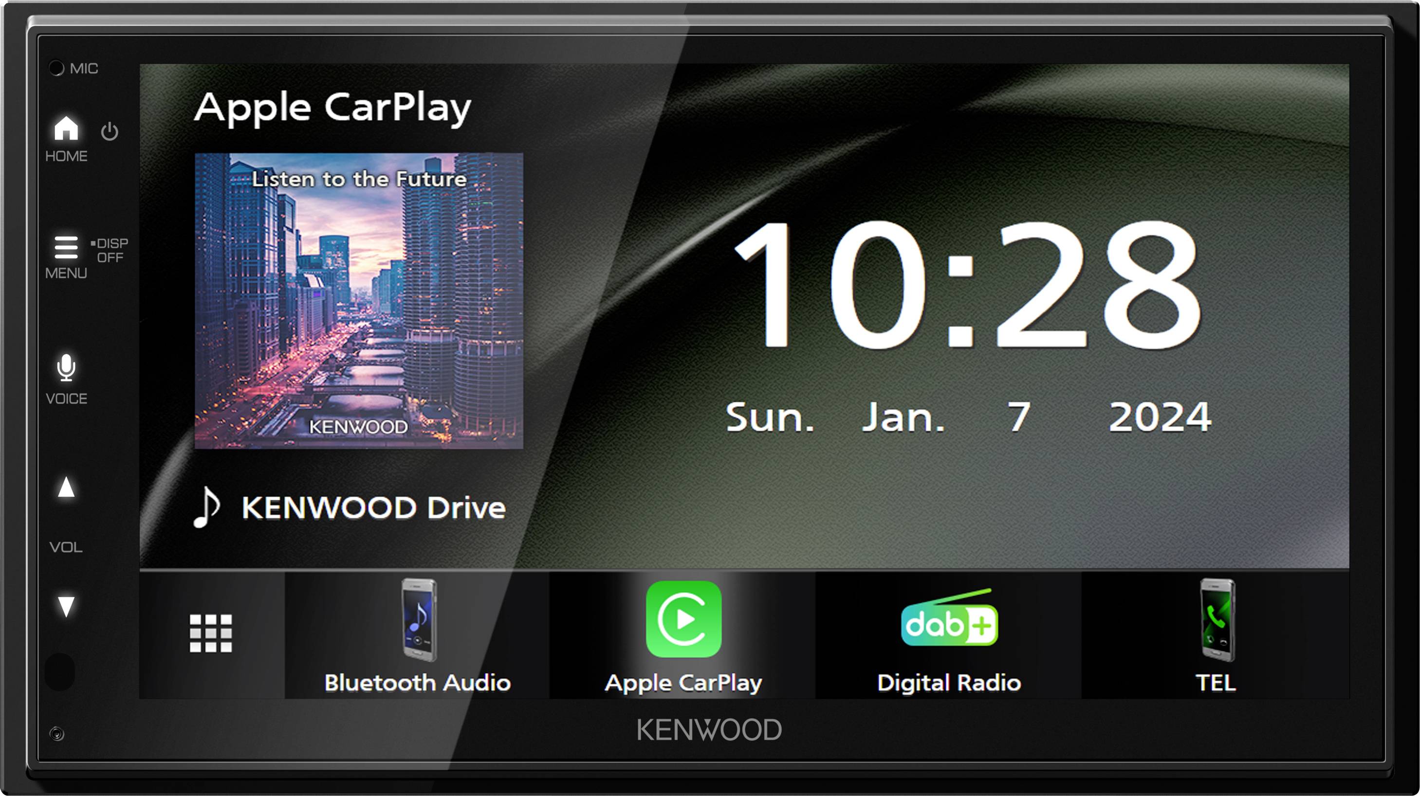 Bilradions display visar 'Kenwood Drive' med datum 7 januari 2024. Tid: 10:28. Funktioner: Bluetooth Audio, Apple CarPlay, Digitalradio, Telefon.