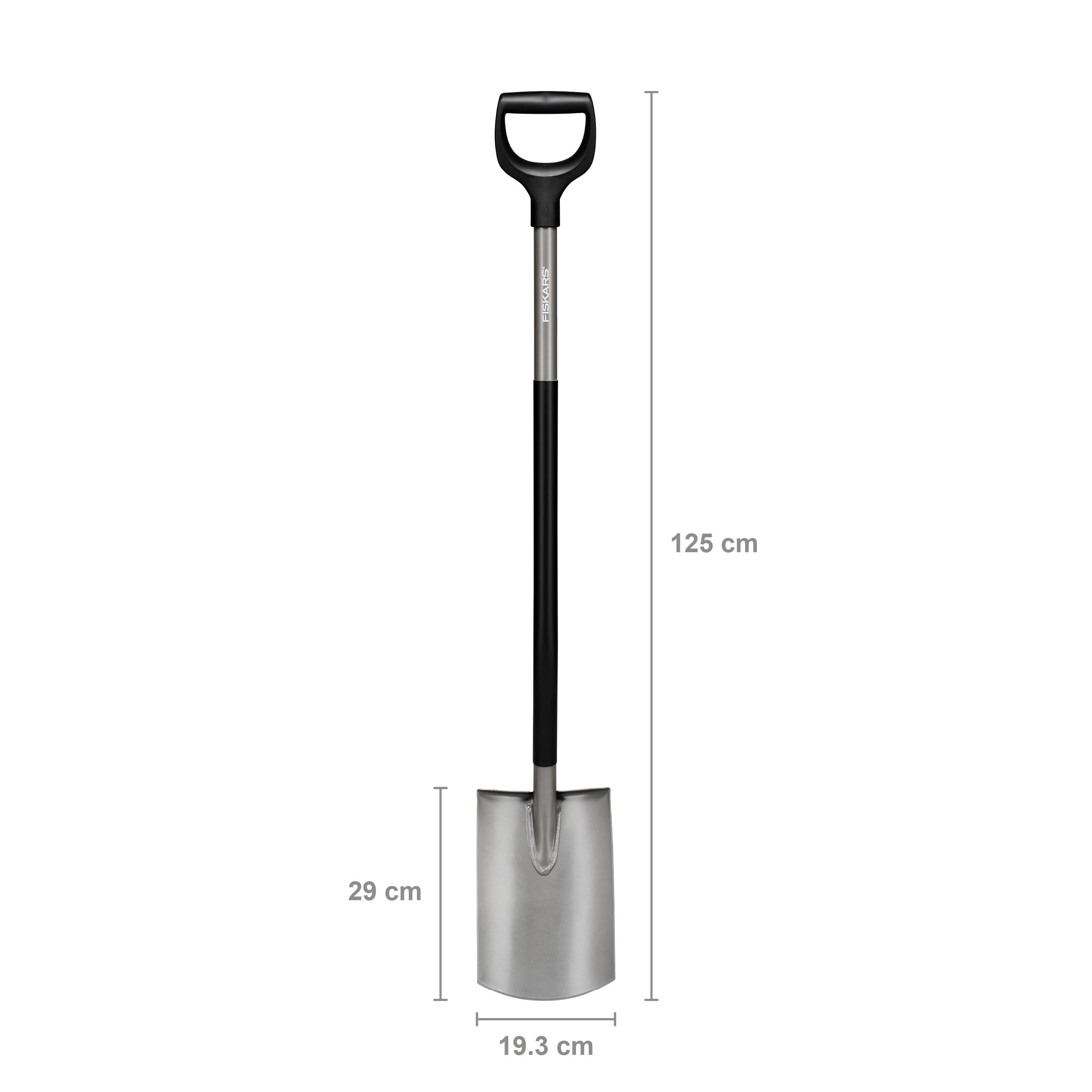 Spade med svart handtag och silverfärgat blad. Total längd 125 cm, bladet 29 cm långt och 19,3 cm brett.