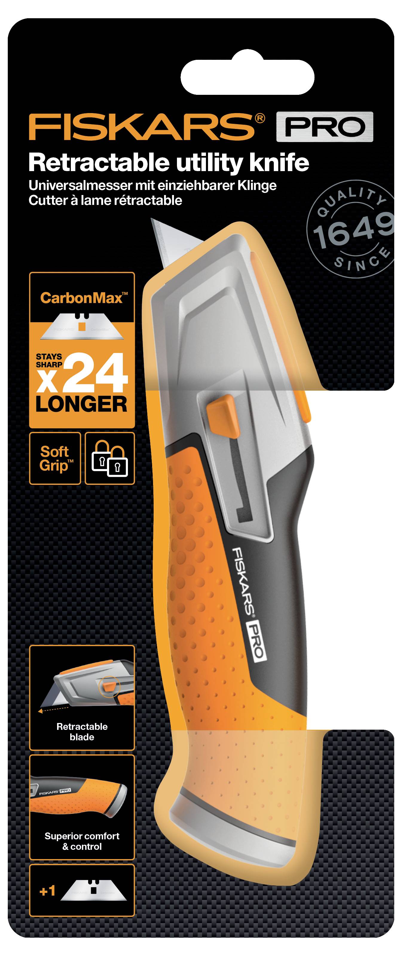 'FISKARS PRO' Universalkniv med infällbart blad, orange-svart handtag, innehåller text: 'CarbonMax', 'Soft Grip', 'Överlägsen kontroll'.