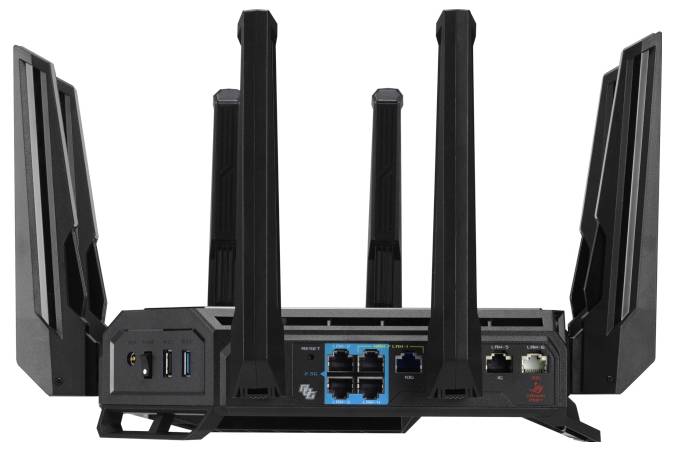 Svart router med fyra antenner, baksidan visar olika anslutningar: nätström, USB, LAN-portar och LED-indikatorer.