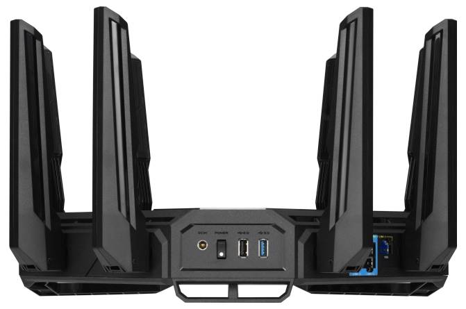 Svart WLAN-router med fyra stora antenner. Baksidan visar anslutningar för ström, Ethernet och USB.