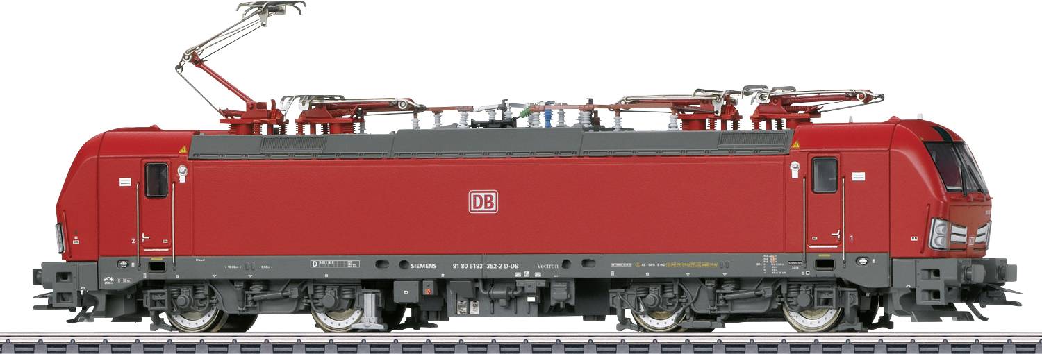 En röd ellok från Deutsche Bahn på ett spår, sidovy med synliga strömavtagare och DB-logotyp.